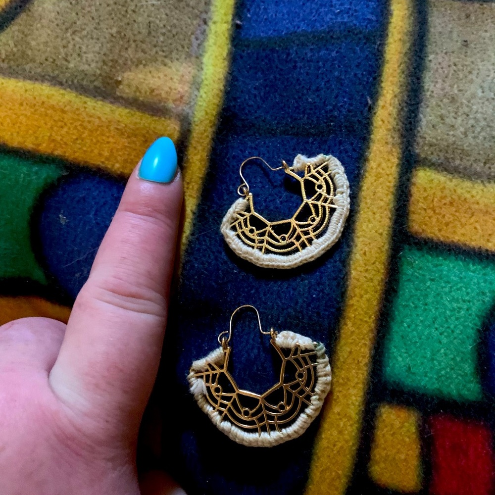 One set of gold and material Woman’s earrings